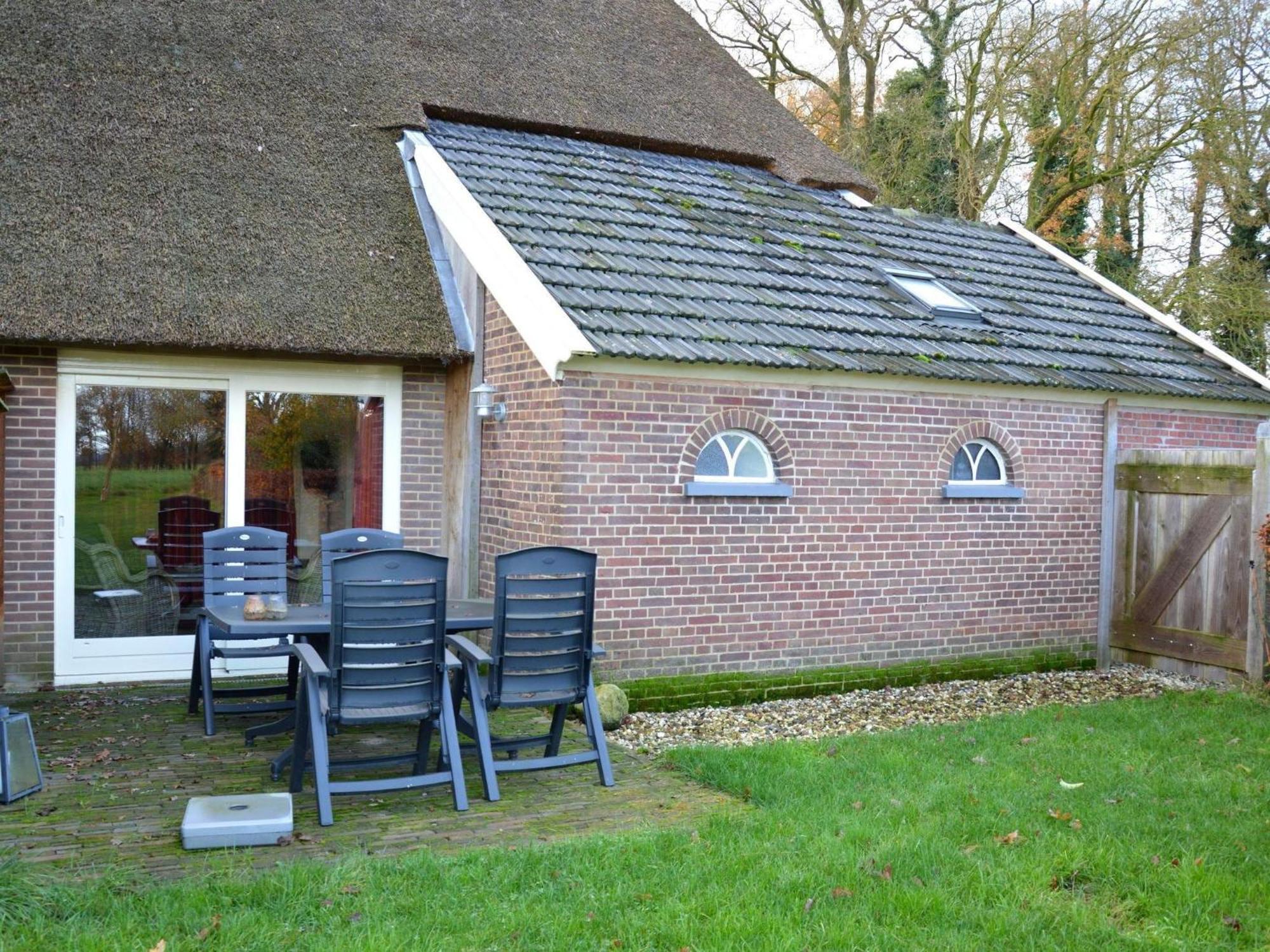 Staying In A Thatched Barn With Bedroom Achterhoek Geesteren  Buitenkant foto