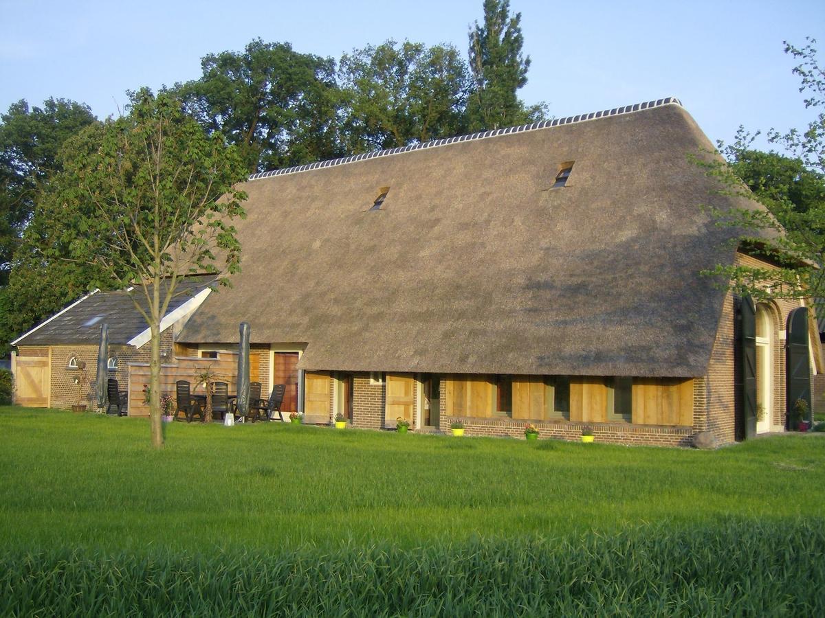 Staying In A Thatched Barn With Bedroom Achterhoek Geesteren  Buitenkant foto